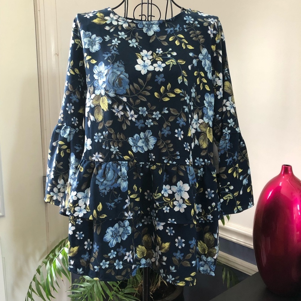 Time and Tru blue floral ruffle Top size Small